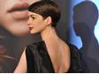 Když hvězdy šlápnou vedle: Anne Hathaway ve velmi kritizovaném modelu na premiéře filmu Bídníci.