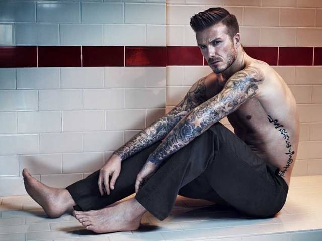 Potetovaný David Beckham předvádí vypracované tělo: I v 38 letech je na co koukat!