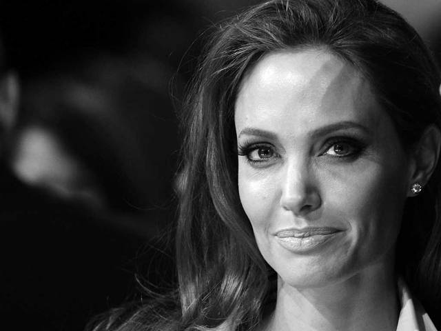 Angelina Jolie šokovala: Na červený koberec dorazila v pánském smokingu! Líbí?