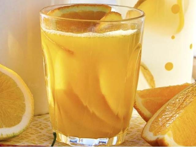 Horký pomerančový nápoj s medem